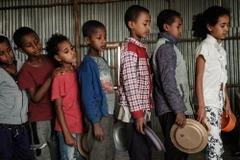 Trẻ em sơ tán tránh xung đột xếp hàng nhận thức ăn viện trợ tại Mekele, Ethiopia. (Ảnh: AFP/TTXVN)