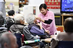 Lao động nước ngoài làm việc trong lĩnh vực chăm sóc người cao tuổi tại Nhật Bản. (Ảnh: Kyodo)