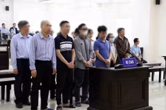 Các bị cáo tại phiên toà xét xử. (Ảnh: Phạm Kiên/TTXVN)