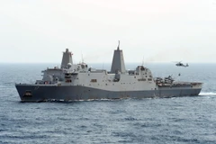 Tàu đổ bộ USS San Antonio (LPD 17) của Mỹ hoạt động trên Vịnh Aden. (Ảnh: AFP/TTXVN)