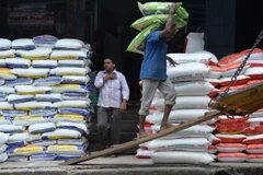 Công nhân vận chuyển gạo tại khu chợ ở Bangalore, Ấn Độ. (Ảnh: AFP/TTXVN)