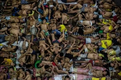 Các tù nhân nằm ngủ chen chúc trên nền sân bóng rổ ở một nhà tù ở Manila, Philippines. (Ảnh: Getty Images)