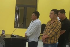 Bị cáo Lê Minh Lỉnh (áo trắng, đứng phía trước) tại phiên tòa phúc thẩm. (Nguồn: Sài Gòn Giải phóng)