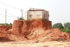 Hiện trường vụ đào lấy trái phép quy mô lớn ở thôn Bến Hà, xã Linh Trường (Gio Linh, Quảng Trị). (Ảnh: Nguyên Lý/TTXVN)