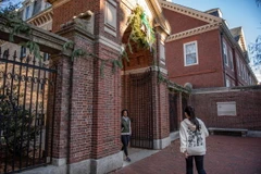 Cổng trường Đại học Harvard tại Cambridge, Massachusetts, Mỹ, ngày 12/12/2023. (Ảnh: AFP/TTXVN)
