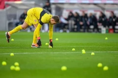 Người hâm mộ ném bóng tennis xuống sân bóng ở Bundesliga. (Nguồn: World Soccer Talk)
