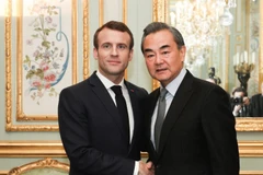 Tổng thống Pháp Emmanuel Macron và Bộ trưởng Ngoại giao Trung Quốc Vương Nghị. (Nguồn: SCMP)