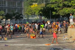 Đám đông cướp bóc các cửa hàng ở Port Moresby, Papua New Guinea ngày 10/1/2024. (Ảnh: AFP/TTXVN)