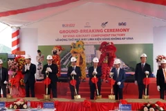 Các đại biểu từ Việt Nam và Hàn Quốc thực hiện nghi thức khởi công dự án. (Ảnh: Quốc Dũng/TTXVN)