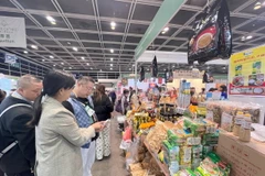 Khách tham quan gian các sản phẩm Việt Nam của Công ty Phát triển Kinh doanh Viet Kwong. (Ảnh: Mạc Luyện/TTXVN)