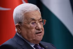Tổng thống Palestine Mahmoud Abbas phát biểu trong cuộc họp báo ngày 25/7/2023. (Ảnh: AFP/TTXVN)