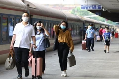 Ngành đường sắt chạy thêm tàu phục vụ nhu cầu đi lại của người dân sau Tết. (Ảnh: Huy Hùng/TTXVN)