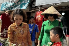 Người Việt tại Indonesia đi sắm Tết