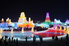 Liên hoan băng đăng quốc tế Cáp Nhĩ Tân, tỉnh Hắc Long Giang, Trung Quốc, thu hút đông đảo du khách tới chiêm ngưỡng. (Ảnh: THX/TTXVN)