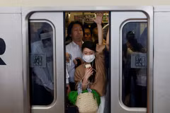 Hành khách trên một toa tàu đông đúc ở tỉnh Kawasaki, Nhật Bản. (Ảnh: Reuters)