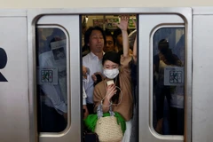 Hành khách trên một toa tàu đông đúc ở tỉnh Kawasaki, Nhật Bản. (Ảnh: Reuters)