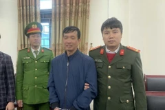 Lực lượng công an thực hiện lệnh bắt bị can để tạm giam đối với Phạm Văn Chờ. (Ảnh: TTXVN phát)