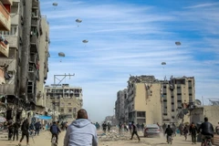 Quân đội Mỹ thả lô hàng viện trợ xuống Dải Gaza ngày 1/3/2024. (Ảnh: AFP/TTXVN)