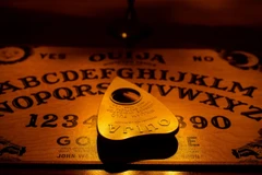 Bàn cầu cơ Ouija. (Nguồn: National Geographic)