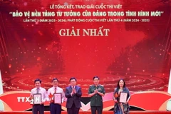 Các tác giả giành giải Nhất cuộc thi viết bảo vệ nền tảng tư tưởng của Đảng trong tình hình mới. (Nguồn: TTXVN)