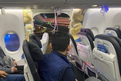 Cửa sổ và một phần thân chiếc máy bay của hãng Alaska Airlines bung ra trong quá trình bay. (Nguồn: NBC News)