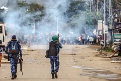 Cảnh sát Ấn Độ bắn đạn hơi cay vào đám đông quá khích ở Manipur. (Nguồn: Times of India)