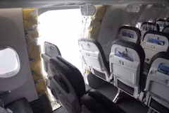 Phần thân máy bay Boeing 737 MAX 9 của hãng hàng không Alaska Airlines bị bung trong quá trình bay, tại Portland, Oregon (Mỹ). (Ảnh: AFP/TTXVN)