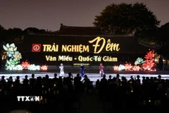 Chương trình trải nghiệm đêm “Tinh hoa đạo học” Tại Văn Miếu-Quốc Tử Giám. (Nguồn: TTXVN)