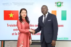 Thứ trưởng Ngoại giao Nguyễn Minh Hằng và Bộ trưởng đặc trách ngoại giao Côte d'Ivoire Wautabouna Ouattara. (Nguồn: Báo Quốc tế)