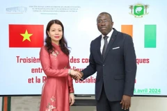 Thứ trưởng Ngoại giao Nguyễn Minh Hằng và Bộ trưởng đặc trách ngoại giao Côte d'Ivoire Wautabouna Ouattara. (Nguồn: Báo Quốc tế)