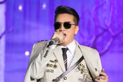 Huy hiệu lạ gây xôn xao dư luận mà ca sỹ Đàm Vĩnh Hưng sử dụng trong liveshow "Ngày em thắp sao trời." (Nguồn: Facebook)