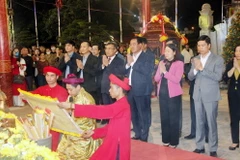 Lễ Tấu sớ trước ban Công đồng tại Lễ hội phát lương Đức Thánh Trần đền Trần Thương. (Ảnh: Nguyễn Chinh/TTXVN)