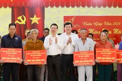 Chủ tịch nước Võ Văn Thưởng tặng nhà Đại đoàn kết cho các hộ nghèo tại huyện Hồng Ngự, tỉnh Đồng Tháp. (Ảnh: Thống Nhất/TTXVN)