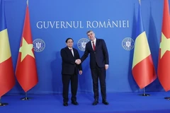 Thủ tướng Phạm Minh Chính và Thủ tướng Romania Ion-Marcel Ciolacu họp báo. (Ảnh: Dương Giang/TTXVN)