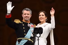 Nhà Vua Đan Mạch Frederik X (trái) cùng Hoàng hậu Mary vẫy chào dân chúng, sau lễ kế vị tại Cung điện Christiansborg ở thủ đô Copenhagen, ngày 14/1/2024. (Ảnh: AFP/TTXVN)