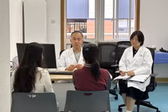 Bác sỹ tại Trung tâm Y tế Nhi đồng Thượng Hải thăm khám cho một học sinh gặp khó khăn khi học Toán. (Nguồn: Trung tâm Y tế Nhi đồng Thượng Hải)