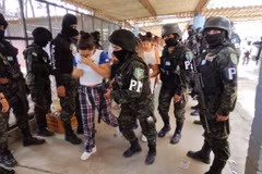 Binh sĩ Honduras tiếp quản nhà tù ở Tamara, cách thủ đô Tegucigalpa 25km về phía bắc, ngày 26/6/2023. (Ảnh: AFP/TTXVN)