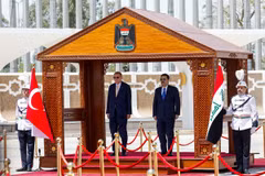 Tổng thống Thổ Nhĩ Kỳ Recep Tayyip Erdogan (trái) và Thủ tướng Iraq Shia al-Sudani tại lễ đón ở Sân bay quốc tế Baghdad, ngày 22/4/2024. (Ảnh: Reuters)