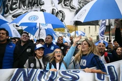 Tuần hành phản đối chính sách của Chính phủ nhân Ngày Quốc tế Lao động, tại Buenos Aires, Argentina ngày 1/5/2024. (Ảnh: AFP/TTXVN)