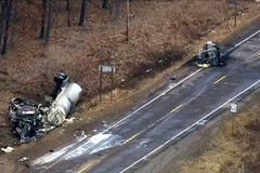 Hai chiếc xe bị lật nghiêng và biến dạng sau vụ tai nạn. (Nguồn: Independent)