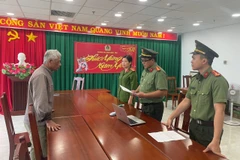 Phòng An ninh điều tra (Công an tỉnh Ninh Thuận) đọc lệnh bắt tạm giam đối tượng Võ Quý Nam. (Ảnh: TTXVN phát)