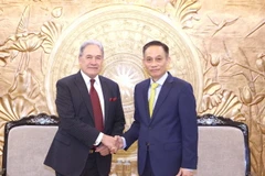 Trưởng Ban Đối ngoại Trung ương Lê Hoài Trung tiếp Phó Thủ tướng, Bộ trưởng Ngoại giao New Zealand Winston Peters. (Ảnh: Phương Hoa/TTXVN)