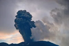 Núi lửa Marapi trên đảo Sumatra phun khói bụi. (Ảnh: Reuters)
