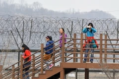 (Tư liệu) Khách du lịch tham quan Công viên hòa bình Imjingak gần Khu phi quân sự (DMZ) liên Triều, tại Paju, Hàn Quốc, ngày 5/4/2013. (Ảnh: AFP/TTXVN)