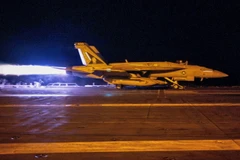 Chiến đấu cơ cất cánh từ tàu sân bay USS Dwight D. Eisenhower của Mỹ. (Ảnh: AFP/TTXVN)