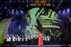 Chương trình biểu diễn nghệ thuật tái hiện một Tây Ninh kiên cường, bất khuất. (Ảnh: Giang Phương/TTXVN)