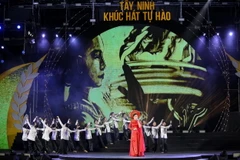 Chương trình biểu diễn nghệ thuật tái hiện một Tây Ninh kiên cường, bất khuất. (Ảnh: Giang Phương/TTXVN)