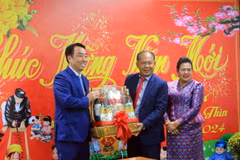 Tỉnh trưởng Oum Reatrey tặng quà Tết Chủ tịch Ủy ban Nhân dân tỉnh Vĩnh Long Lữ Quang Ngời (trái). (Ảnh: Phạm Minh Tuấn/TTXVN)
