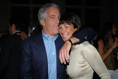 Jeffrey Epstein và Ghislaine Maxwell tại một sự kiện tại New York năm 2005. (Ảnh: Getty Images)