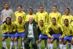 Huấn luyện viên đội tuyển Brazil Mario Zagallo chụp ảnh chung với các học trò trong trận giao hữu gặp Hàn Quốc tại Seoul ngày 20/11/2002. (Ảnh: AFP/TTXVN)
